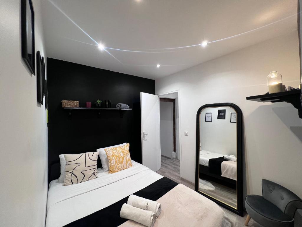 une chambre avec un grand miroir et un lit dans l'établissement Home Sweet Home Batignolles 1 Bedroom - N37, à Paris