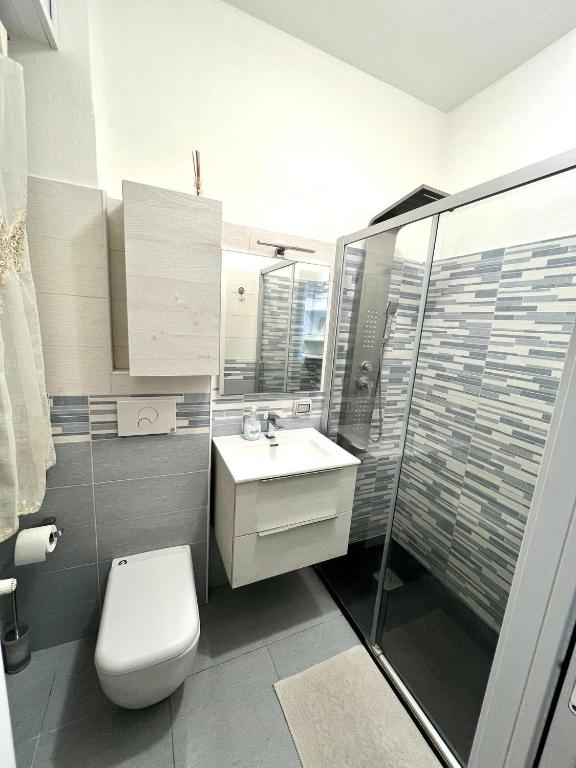 Koupelna v ubytování Gigli, rooms con cucina in comune e terrazza