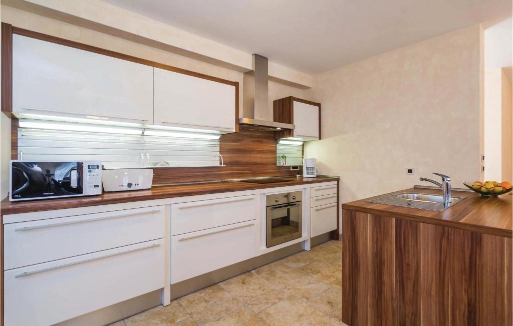 Kuchnia lub aneks kuchenny w obiekcie Lovely Home In Turcic With Kitchen