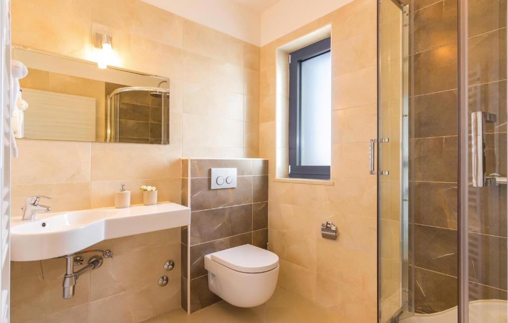 Łazienka w obiekcie 4 Bedroom Beautiful Home In Labin