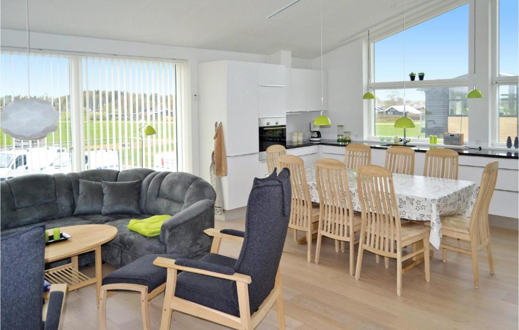 Kuchyň nebo kuchyňský kout v ubytování Holiday Home Frederikshavn 41