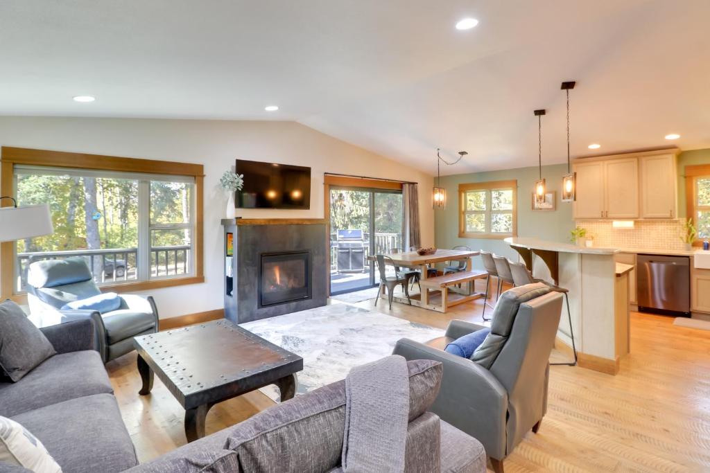 Khu vực ghế ngồi tại 5 Mi to Whitefish Resort Lift Apt with Beach Access