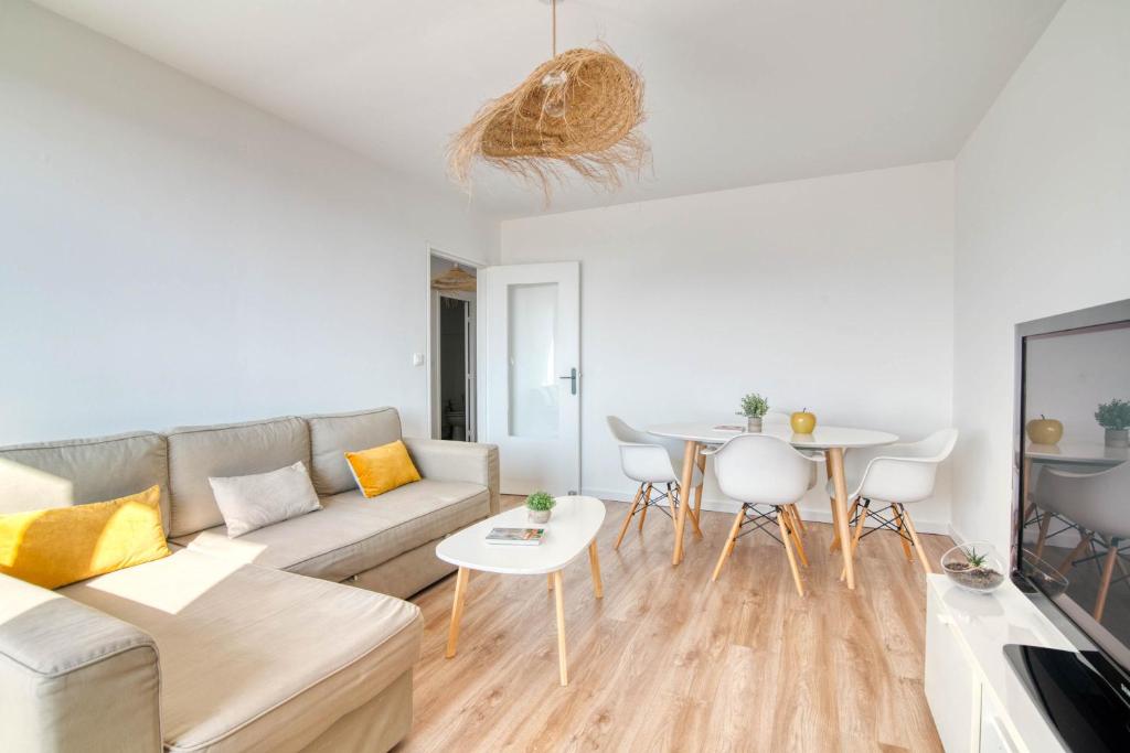un salon avec un canapé et une table dans l'établissement Appartement I Confort et Lumineux I 2 min du métro, à Toulouse