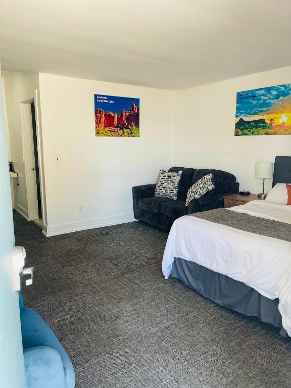 Postel nebo postele na pokoji v ubytování Blue Sage Inn & Suites