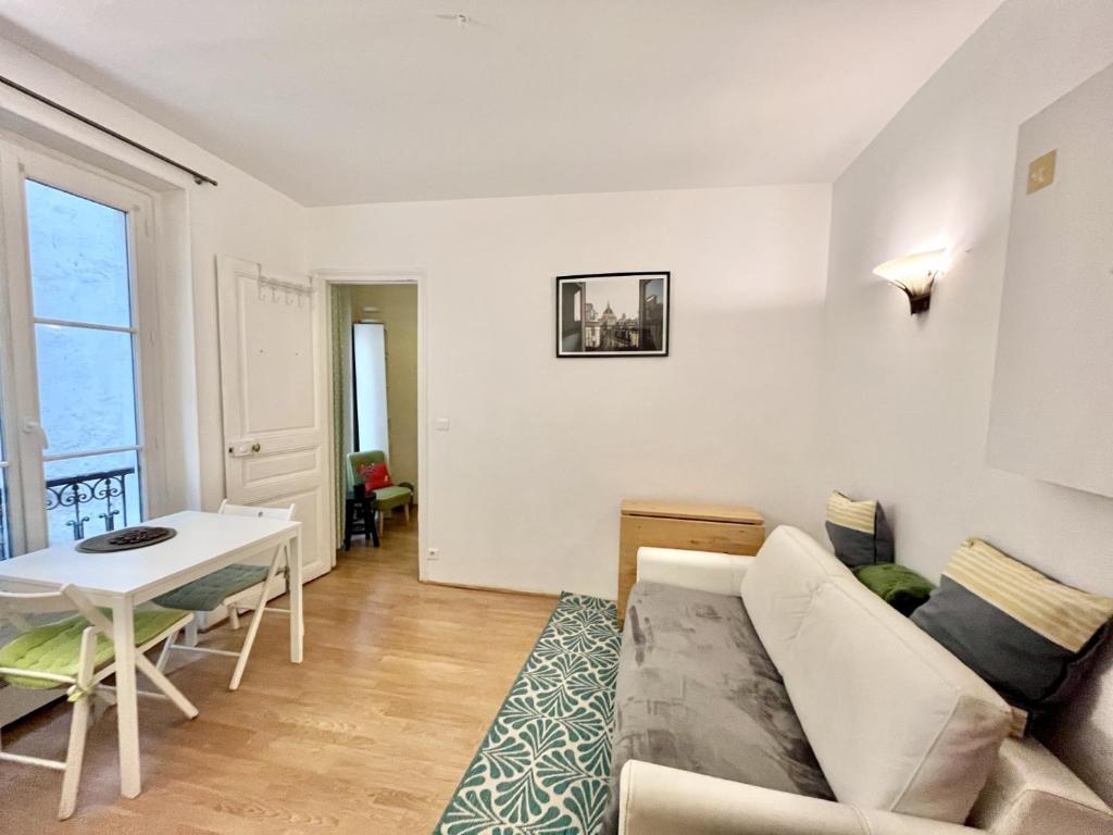 un salon avec un canapé et une table dans l'établissement Paris Center Quarter Latin Nice 1 bedroom, à Paris