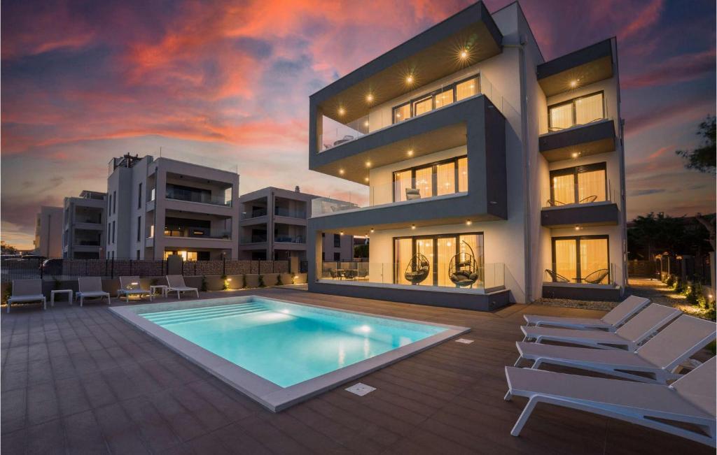 ヴィルにあるVilla Prezidaの建物の前にスイミングプールがあるヴィラ