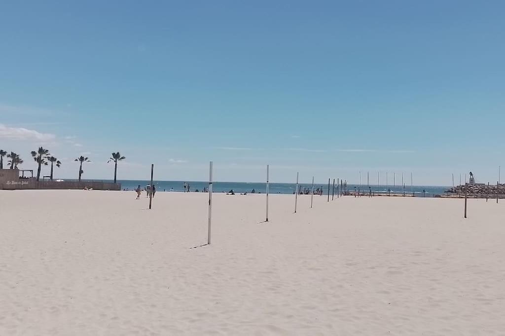 Een strand bij of vlak bij de villa