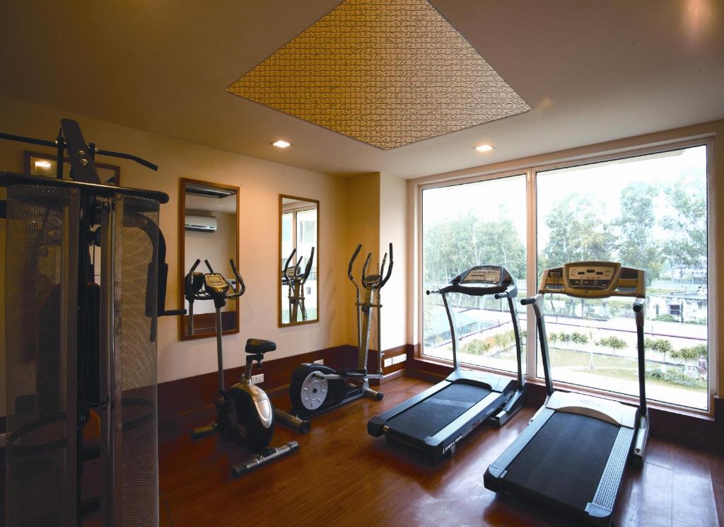 Fitness centrum a/nebo fitness zařízení v ubytování Ambrosia Sarovar Portico