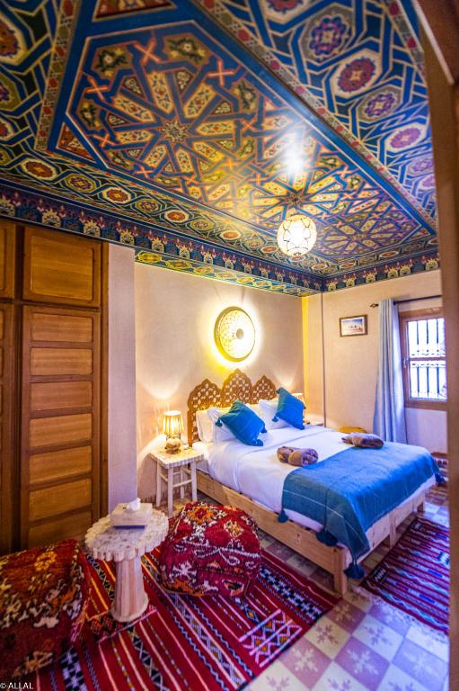 Postel nebo postele na pokoji v ubytování Riad Almonds Marrakech