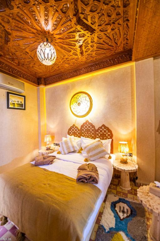 Postel nebo postele na pokoji v ubytování Riad Almonds Marrakech