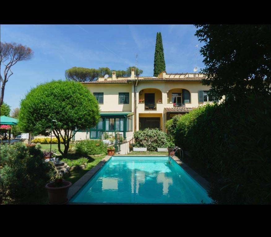 une grande maison avec une piscine devant dans l'établissement Villa Mara Appia antica, à Rome