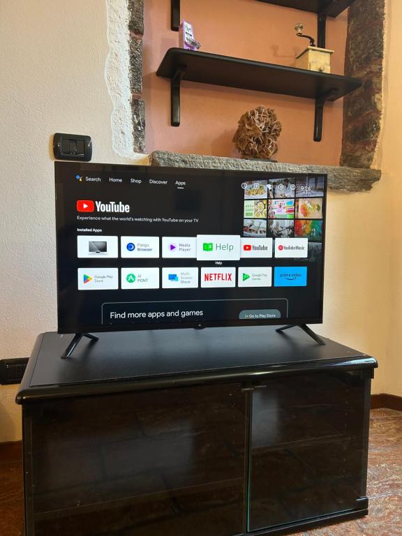 A television and/or entertainment centre at Al civico 7 Relax a due passi dal lago di Como