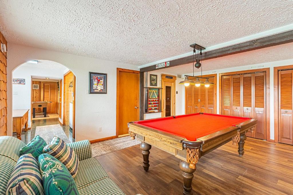 Una mesa de billar en Les Oursons Bed and Breakfast