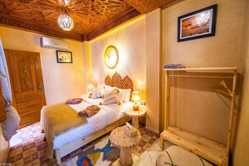 Postel nebo postele na pokoji v ubytování Riad Almonds Marrakech
