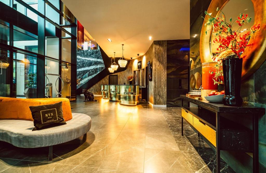 Część wypoczynkowa w obiekcie NYX Hotel Warsaw by Leonardo Hotels