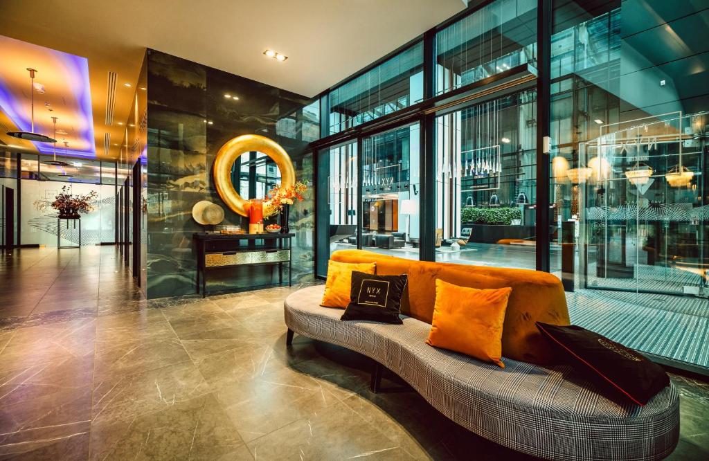 Część wypoczynkowa w obiekcie NYX Hotel Warsaw by Leonardo Hotels