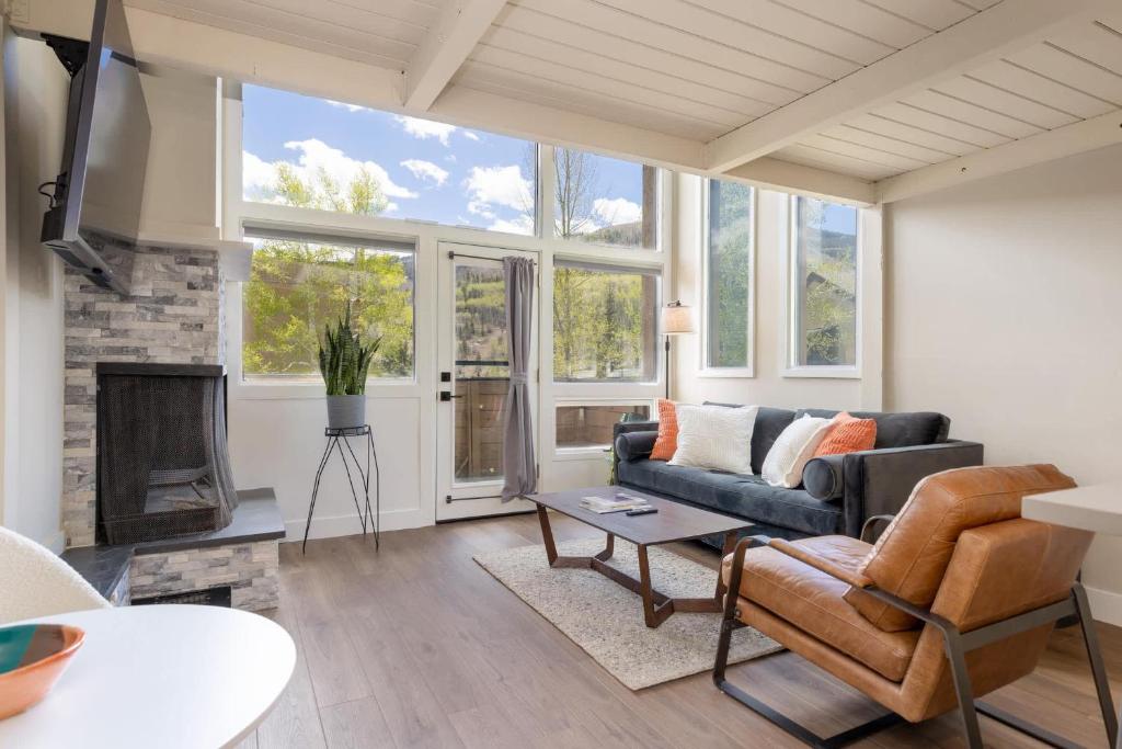 salon z kanapą i kominkiem w obiekcie Modern Condo with Vail Mountain Views w mieście Vail