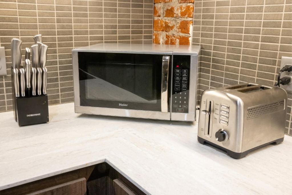 Kuchyň nebo kuchyňský kout v ubytování Montvale Hotel