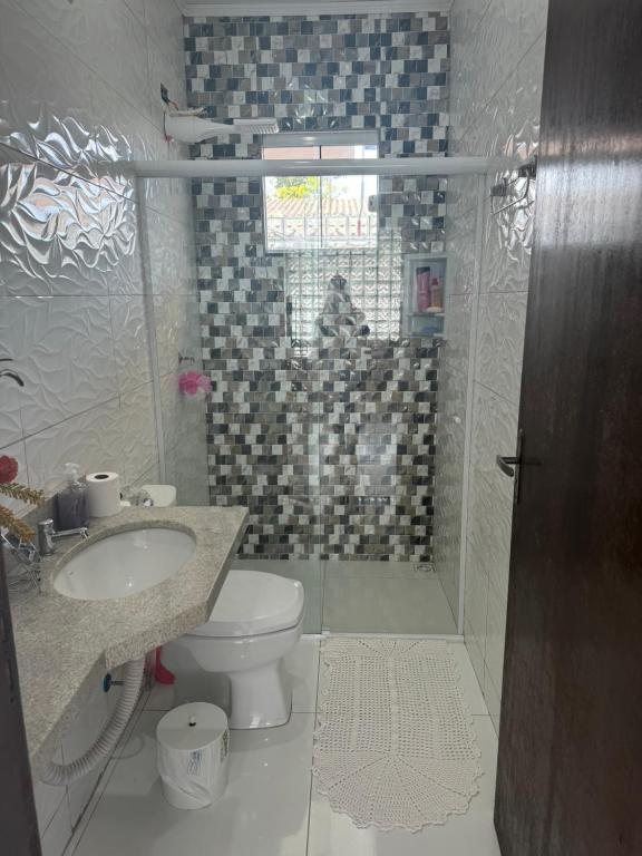 Koupelna v ubytování Casa em Guaratuba com piscina