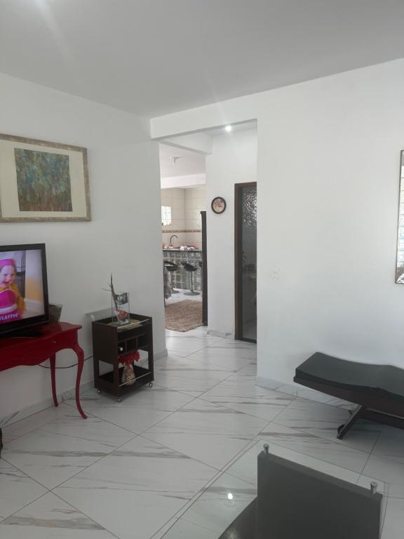 TV a/nebo společenská místnost v ubytování Casa em Guaratuba com piscina