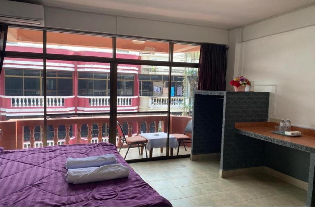 Postel nebo postele na pokoji v ubytování PLUEMCHAI Guesthouse