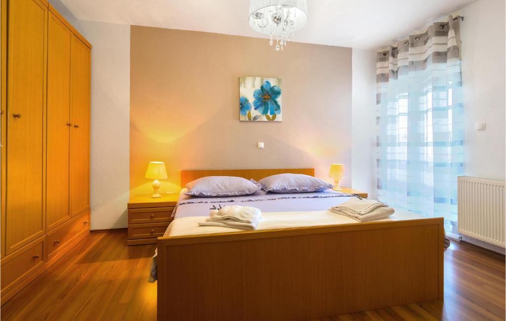 Posteľ alebo postele v izbe v ubytovaní Three-Bedroom Holiday Home In Brstanovo