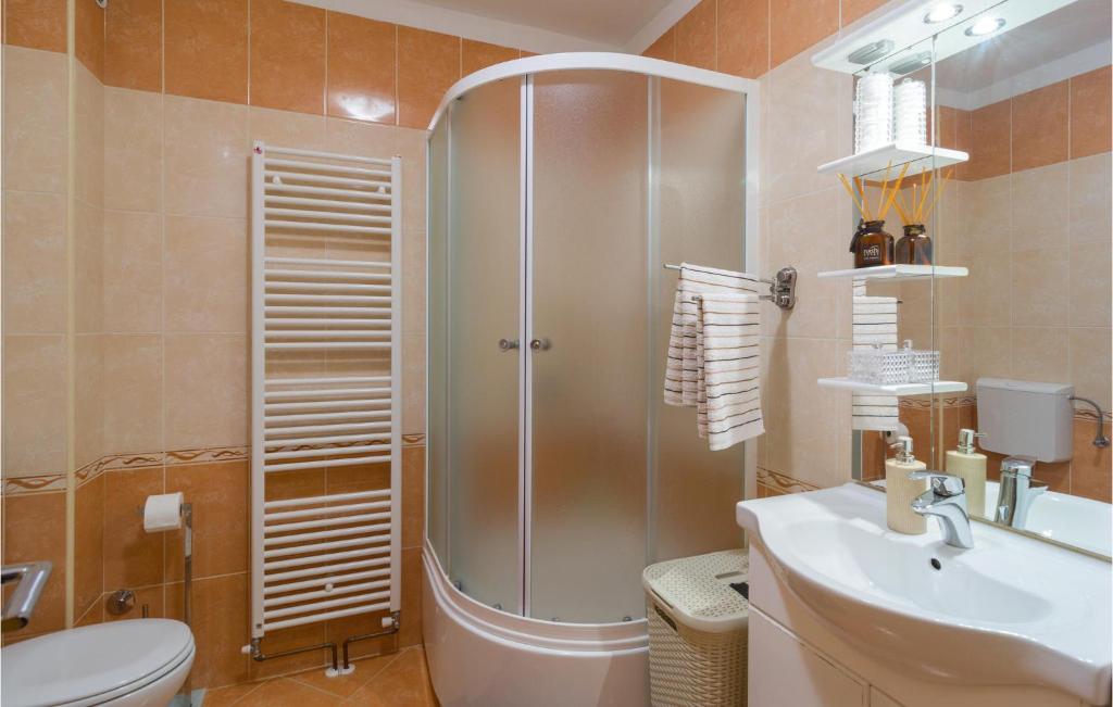Kúpeľňa v ubytovaní Three-Bedroom Holiday Home In Brstanovo