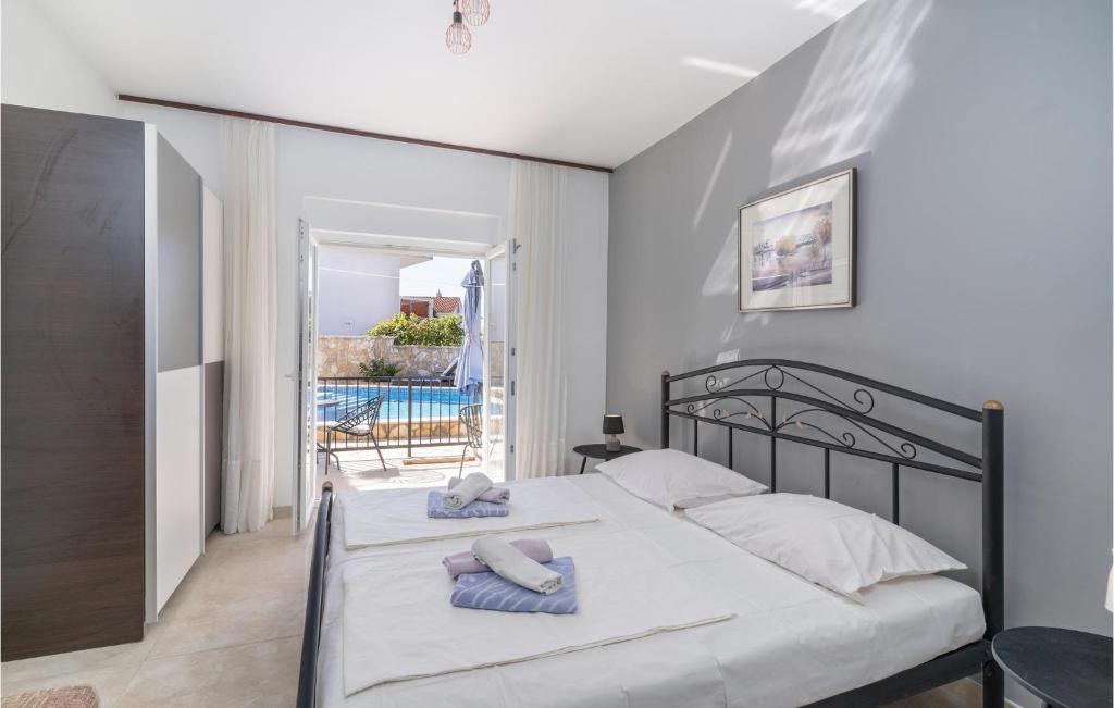 Posteľ alebo postele v izbe v ubytovaní 1 Bedroom Stunning Apartment In Krk