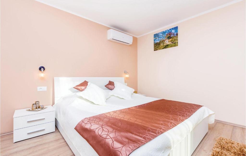 Posteľ alebo postele v izbe v ubytovaní Nice Apartment In Krk With Wifi