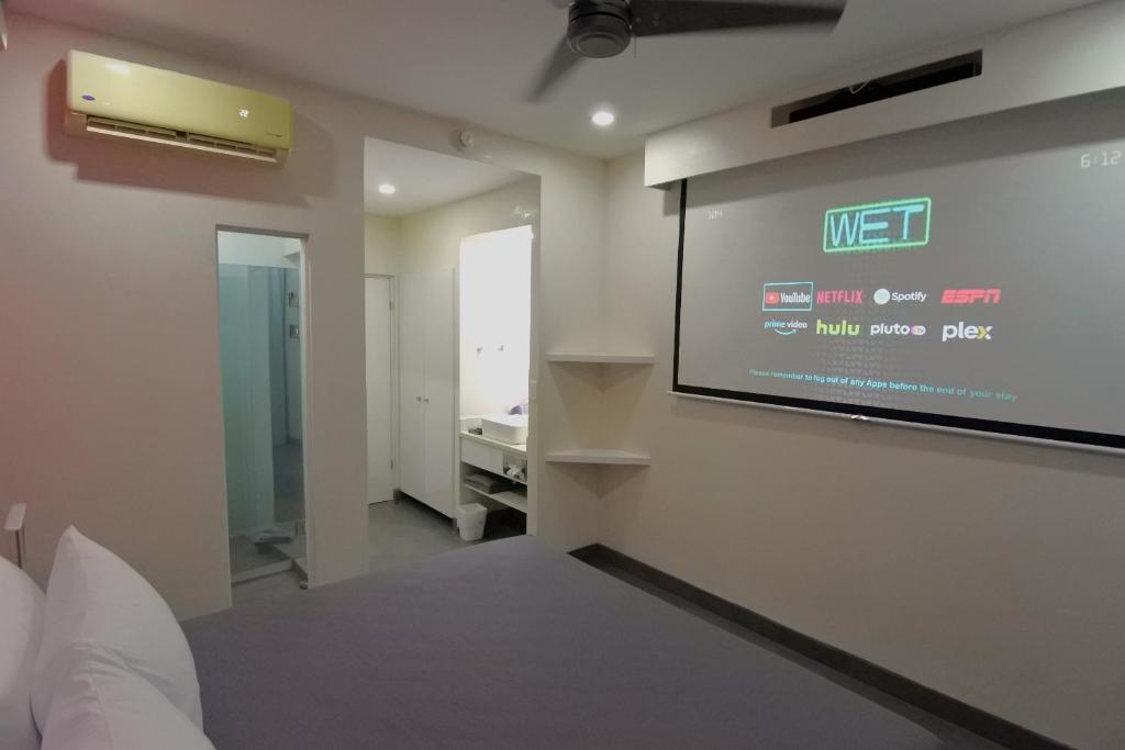 TV a/nebo společenská místnost v ubytování WET hotel - Adults Only
