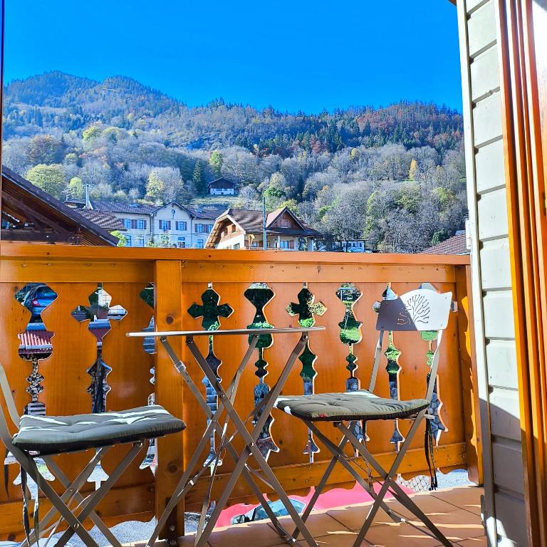d'un balcon avec deux chaises et une vue sur les montagnes. dans l'établissement T2 tout confort avec balcon au calme entre lac et montagne, à Brizon