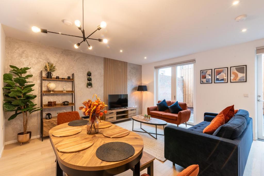 a living room with a table and a couch at Modern 5 Bedroom Town House with off St Parking in Bristol
