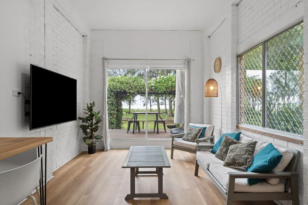 TV a/nebo společenská místnost v ubytování Lakefront Suite Studio Killarney Vale