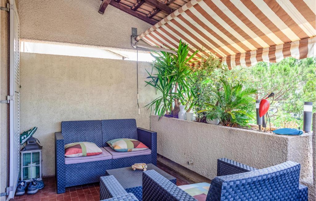 d'une terrasse avec un canapé, des chaises et une table. dans l'établissement Gorgeous Apartment In Marseille, à Marseille