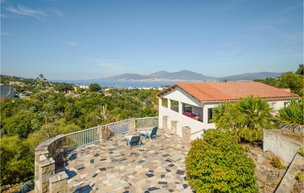 une maison avec un balcon avec vue sur l'océan dans l'établissement 3 Bedroom Cozy Home In Porticcio, à Porticcio