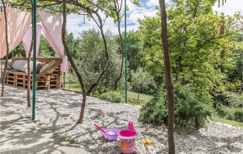 Vonkajšia záhrada v ubytovaní 2 Bedroom Cozy Home In Kostrcani