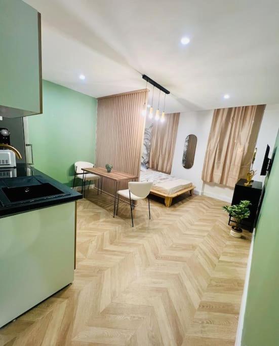 Il comprend une cuisine et un salon avec du parquet. dans l'établissement Nid cosy au cœur de Martigues, à Martigues