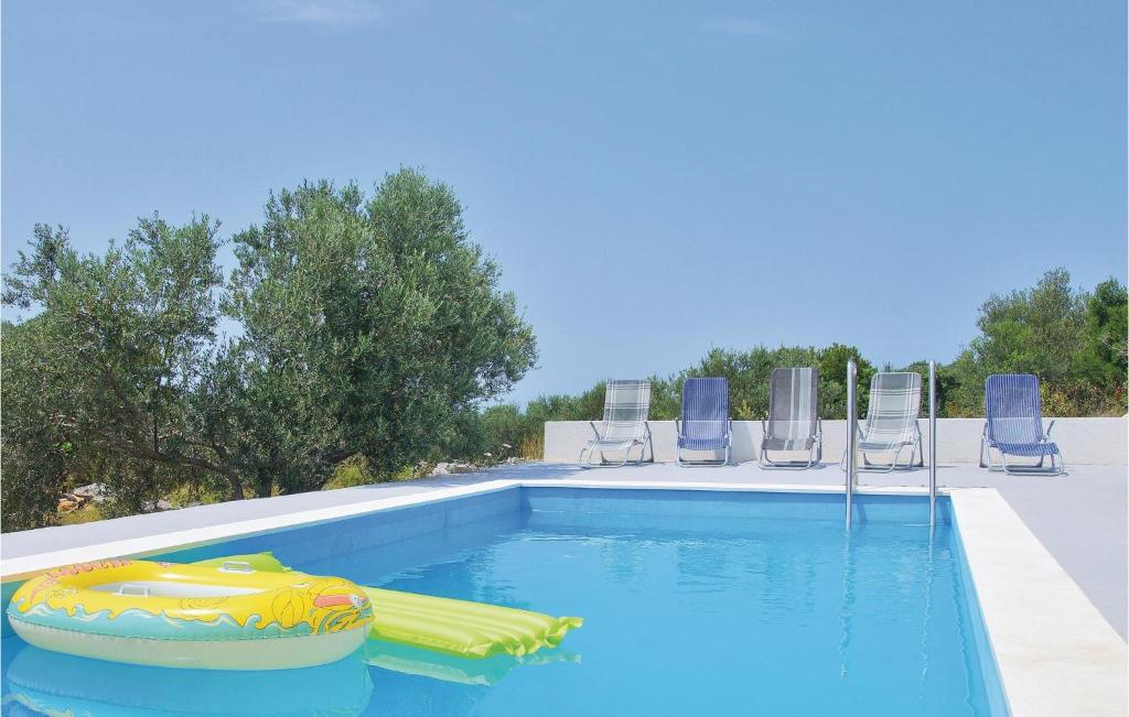Bazén v ubytování Holiday Home Stratincica 83 With Outdoor Swimmingpool nebo v jeho okolí
