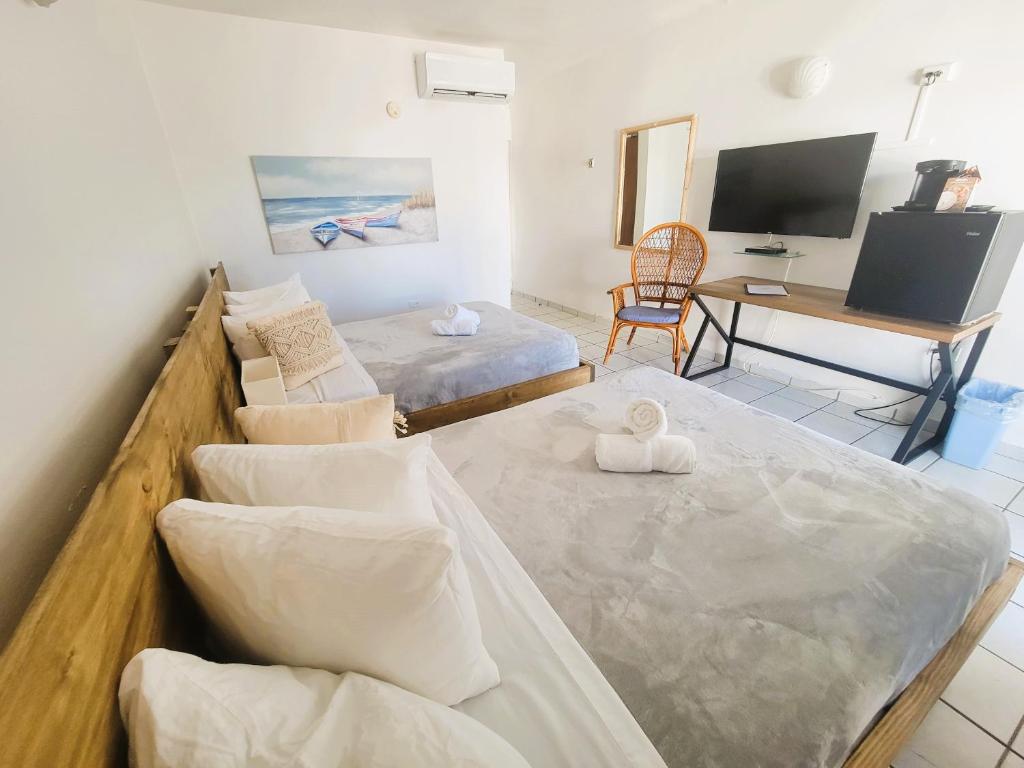 TV a/nebo společenská místnost v ubytování Nautilus by La Jamaca Hotels-Downtown La Parguera