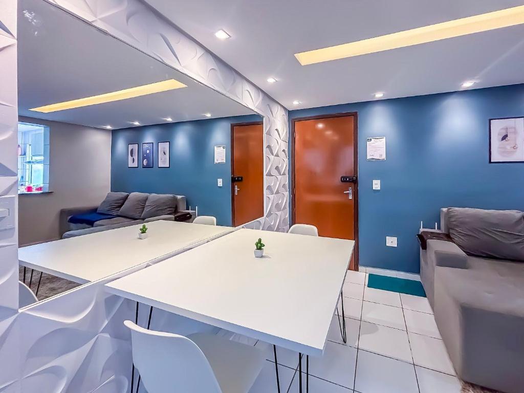 インペラトリズにあるApê Completo com Piscina I Wi-Fi e A/Cの会議室(白いテーブルと椅子付)