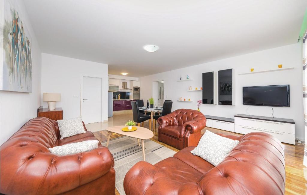 Televízia a/alebo spoločenská miestnosť v ubytovaní Cozy Apartment In Kastel Stari