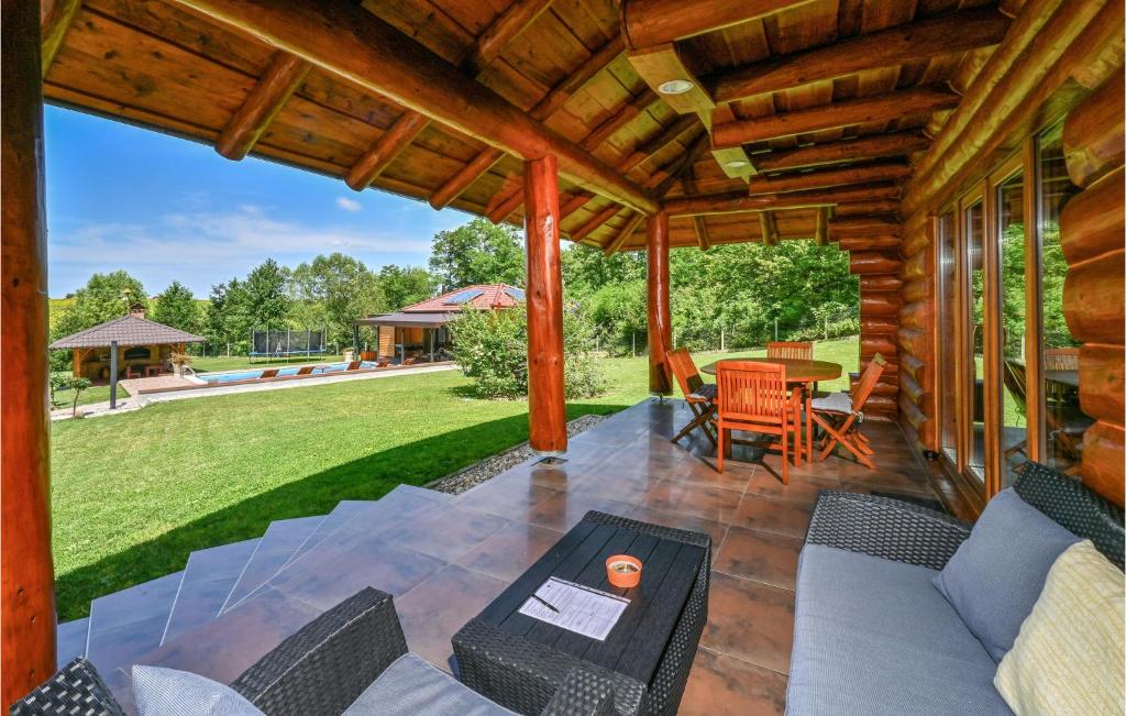 Vonkajšia záhrada v ubytovaní Beautiful Home In Kelemen With Sauna