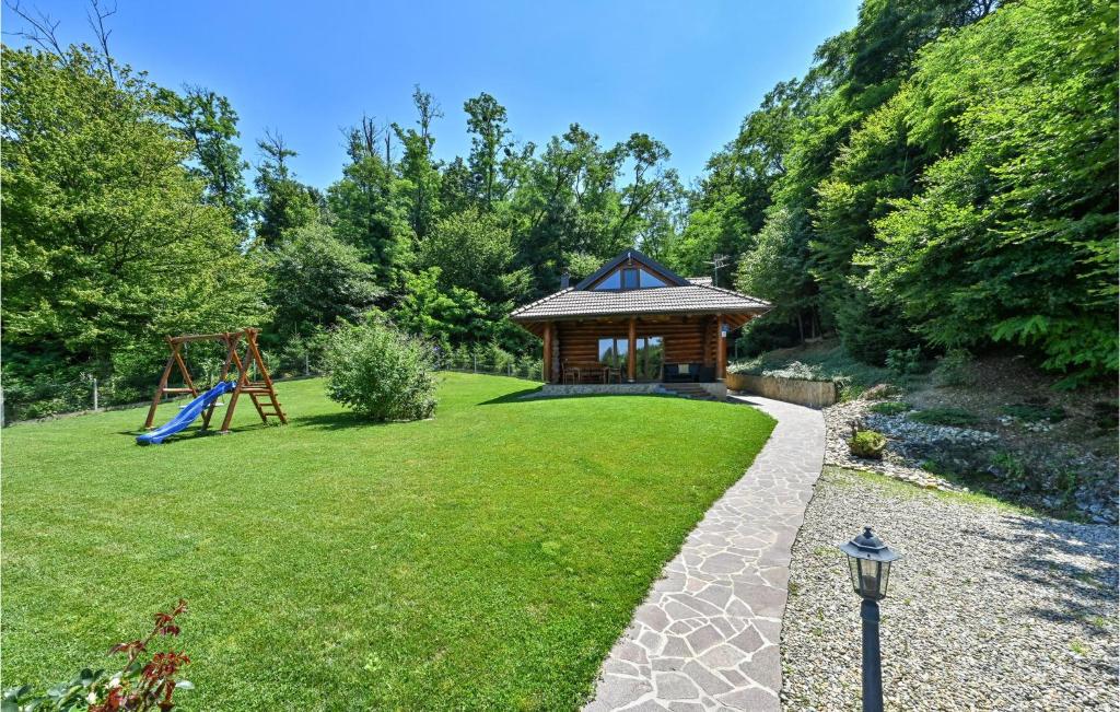 Vonkajšia záhrada v ubytovaní Beautiful Home In Kelemen With Sauna