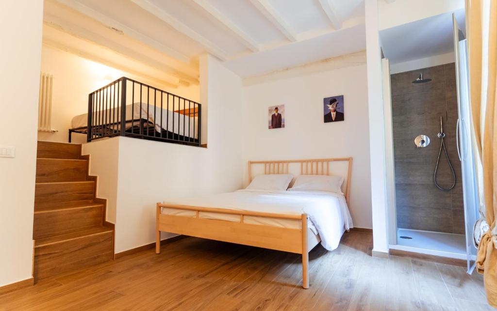 una camera da letto con un letto e una scala di Exclusive apartment - Magritte Style a Lecco