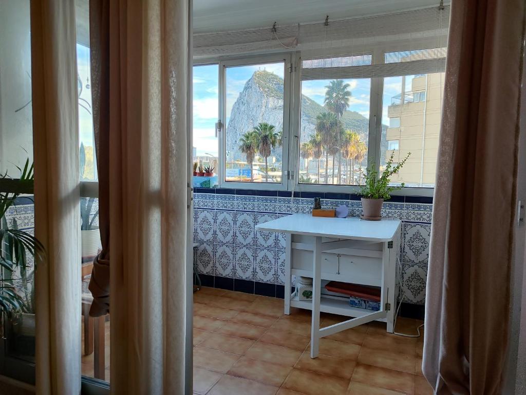 Fotografie z fotogalerie ubytování Room with private bathroom in shared apartment 50m from Gibraltar v destinaci La Línea de la Concepción