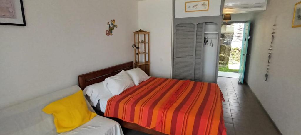 Postel nebo postele na pokoji v ubytování "Studio Bellevue" Terrasse et Deck vue mer-Accès piscine