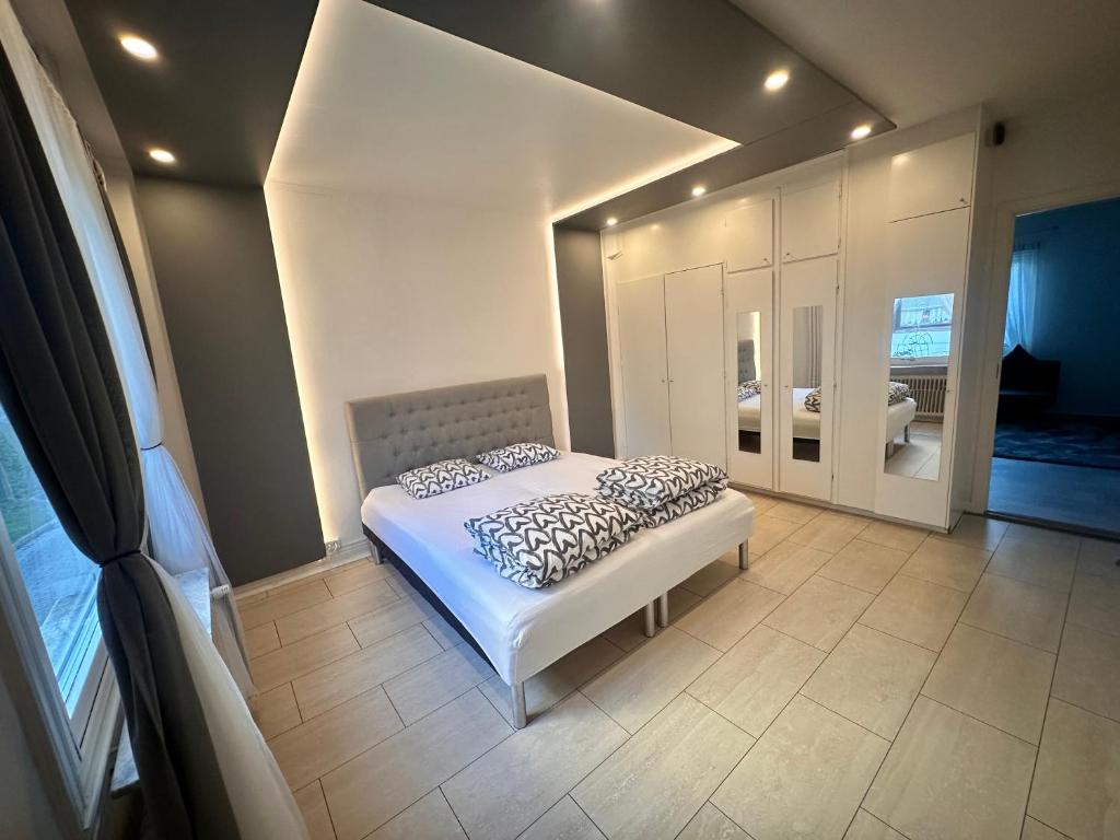 Postel nebo postele na pokoji v ubytování Luxury 2 rooms residence at the heart of Borås