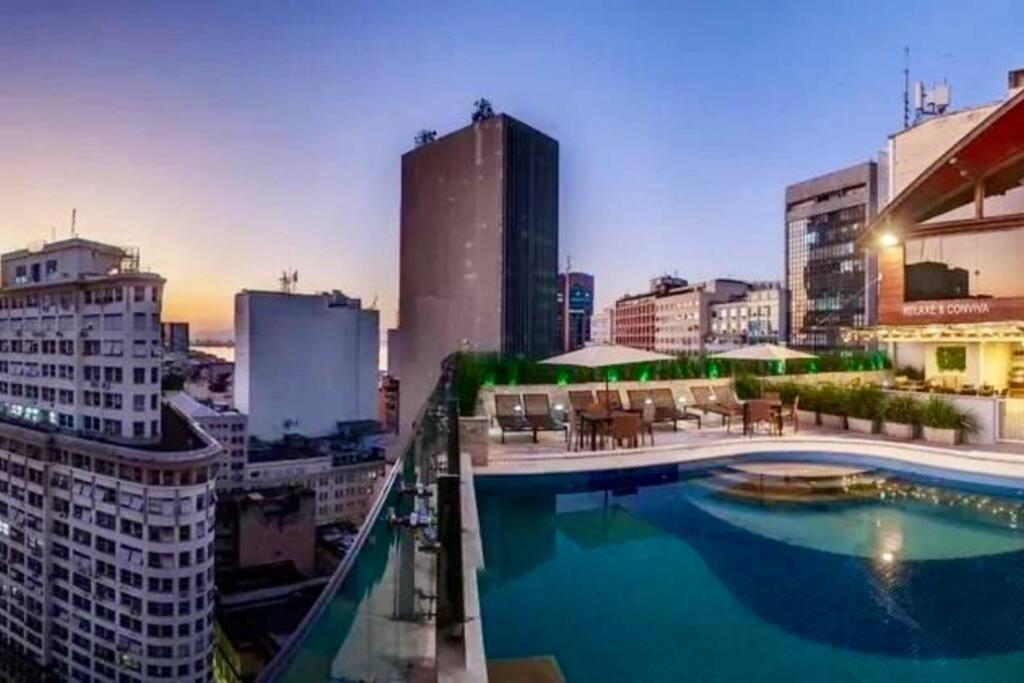 ein Schwimmbad auf dem Dach eines Gebäudes in der Unterkunft Studio Luxo Piscina e Ar Condicionado in Rio de Janeiro