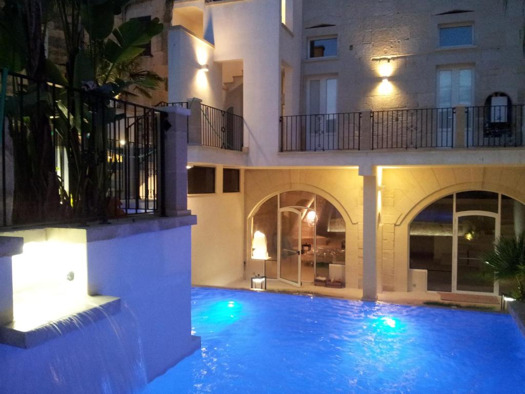 Bazén v ubytování Corte Campanile Boutique B&B nebo v jeho okolí