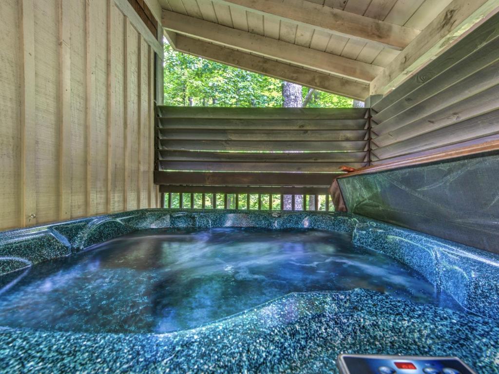 un jacuzzi sentado dentro de una casa en Smokies Bungalow chalet, en Gatlinburg